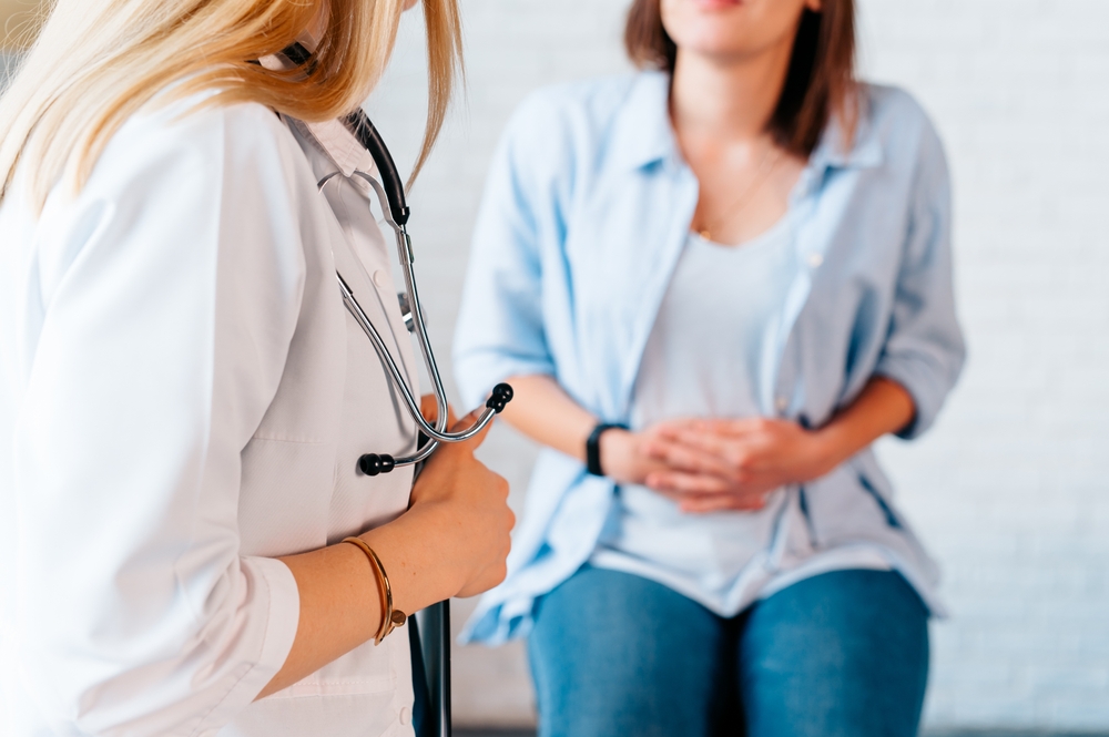 A,woman,in,consultation,with,a,doctor,with,abdominal,pain.